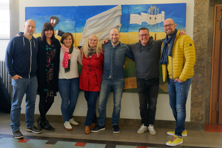 Gruppenfoto Abiturjahrgang 1999, Kunst GK Herr Hoffmann (pens.)